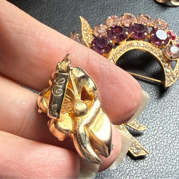 Vintage Eisenberg Ice Demi Parure 2 Shades of Purple Rhinestone Brooch Earrings - Picture 6 of 9